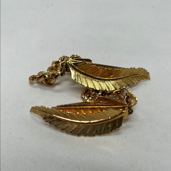 Vintage Gold Toned Mid Century Sweater Clip with Leaves - Picture 1 of 6